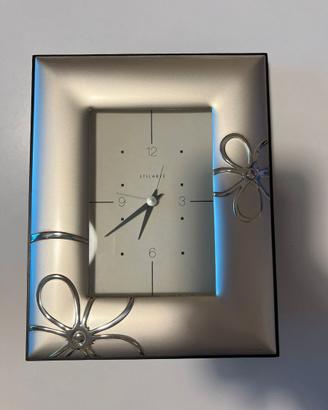Orologio da appoggio con cornice argentata decorat