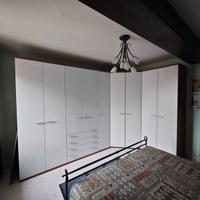 Armadio ad angolo bianco/ciliegio + Comodini
