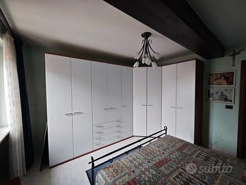 Armadio ad angolo bianco/ciliegio + Comodini