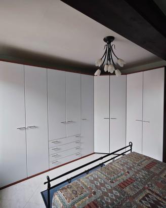 Armadio ad angolo bianco/ciliegio + Comodini