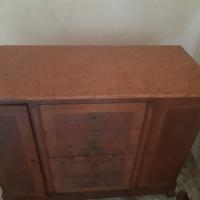 Elegante comò cassettone d’epoca in legno con pian