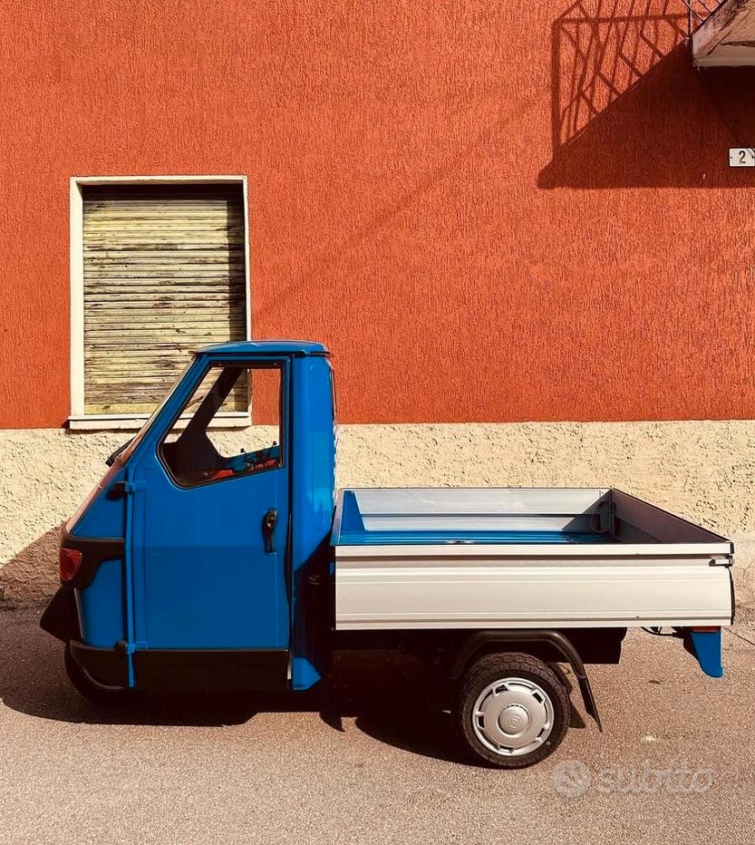 Cross Ape 50 Ciclomotore O Motocarro NEW RAY 1:18 DIE CAST