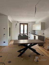 TAVOLO IN LEGNO MASSELLO CON GAMBE IN FERRO