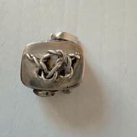 Charm / ciondolo anni 40 portapastiglie