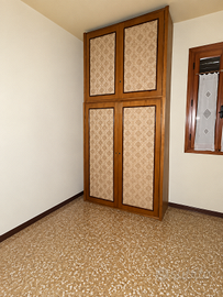 Armadio vintage in legno a 4 ante con pannelli dec
