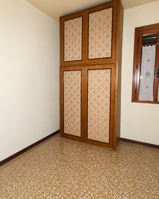 Armadio vintage in legno a 4 ante con pannelli dec
