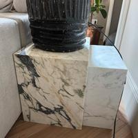 Tris tavolini impilabili in marmo calacatta viola