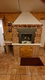 Caminetto in mattoni a vista e marmo.