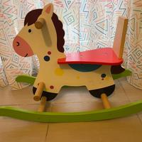 Cavallo a dondolo in legno
