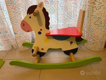Cavallo a dondolo in legno