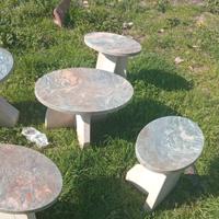 sgabelli e tavolo in marmo 