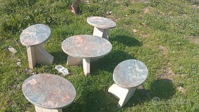 sgabelli e tavolo in marmo 