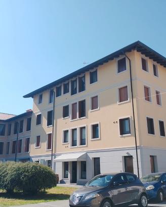 Moderno bilocale arredato con posto auto privato