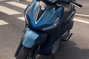 Beverly 400 HPE  2022 - 8500 km Pari al Nuovo