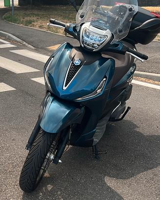 Piaggo Beverly 400HPE  2022 -8500 km Pari al Nuovo