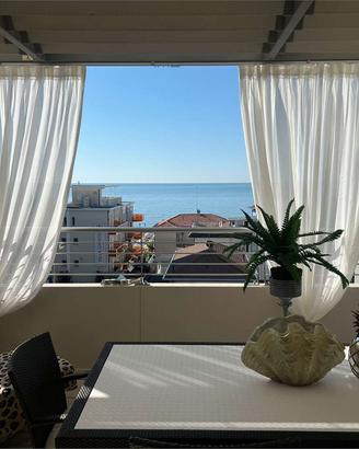 RIF.9030 ESCLUSIVO ATTICO VISTA MARE IN CENTRO CON