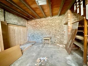 Ampio magazzino ristrutturabile in porzione indip
