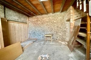 Ampio magazzino ristrutturabile in porzione indip