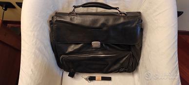 BORSA PIQUADRO in pelle nera.