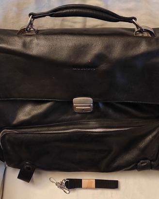 BORSA PIQUADRO in pelle nera.