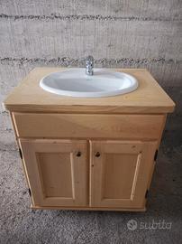 Mobile bagno in legno con lavabo e miscelatore