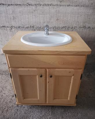 Mobile bagno in legno con lavabo e miscelatore