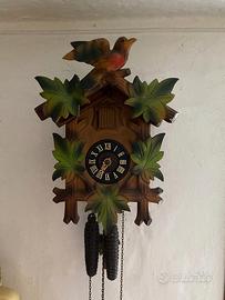 Orologio a cucuù vintage in legno intagliato