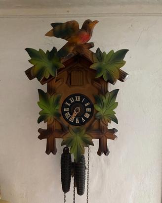 Orologio a cucuù vintage in legno intagliato