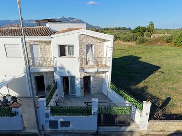 VILLA A SCHIERA A GIRASOLE
