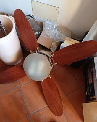 Pala da soffitto in legno con lampada centrale