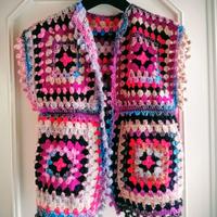 Gilet di lana fatto a mano a uncinetto