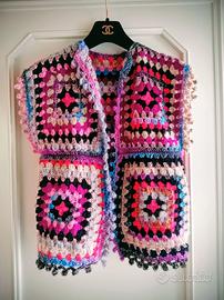 Gilet di lana fatto a mano a uncinetto