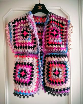 Gilet di lana fatto a mano a uncinetto