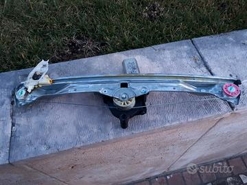 azionamento apre/chiude vetro posteriore lato sx.