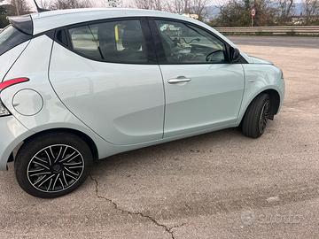Lancia ypsilon- 1.0 Fireply Hibryd  S&S 70 C.V.