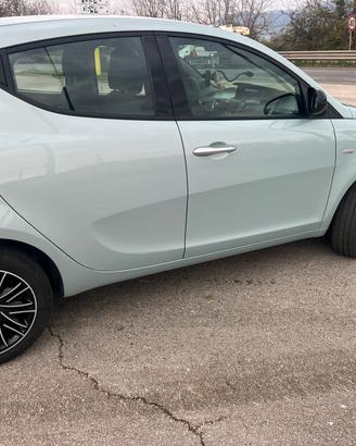Lancia ypsilon- 1.0 Fireply Hibryd  S&S 70 C.V.