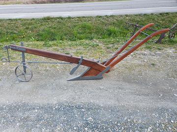 Antico Aratro in Legno e Ferro a trazione animale