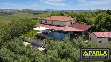 Villa di 51630 m² con più di 5 locali a Caltanisse