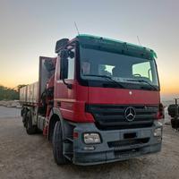 Mercedes actros con gru fassi