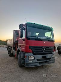 Mercedes actros con gru fassi