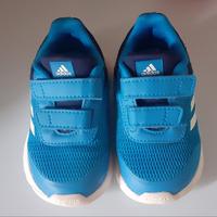 scarpe da ginnastica con strappi Adidas