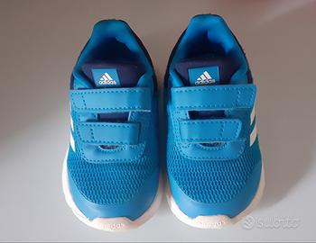 scarpe da ginnastica con strappi Adidas