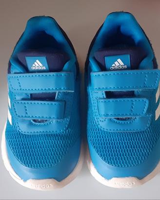 scarpe da ginnastica con strappi Adidas
