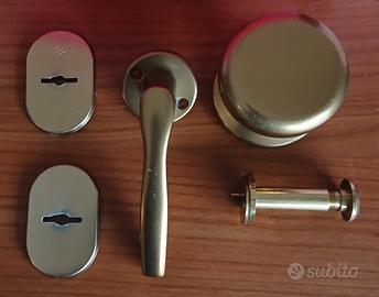 Manopole e spioncino porta in ottone Cisa