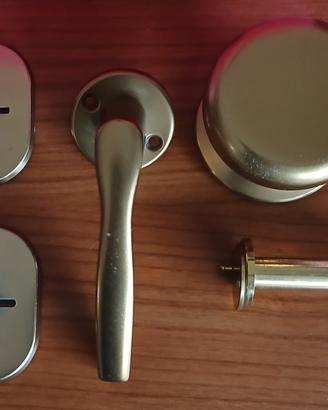 Manopole e spioncino porta in ottone Cisa