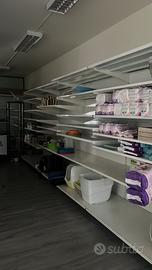 Scaffali/ espositori /scaffalatura