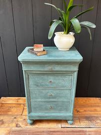 Comodone vintage con patina artigianale
