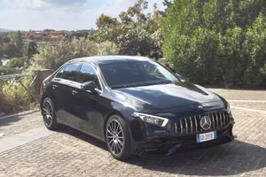 Mercedes-Benz Classe A Sedan con estetica AMG A45
