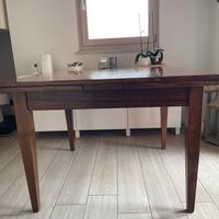Tavolo 110x110 in noce estendibile
