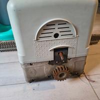 motore cancello +  cremagliera+ telecomando 